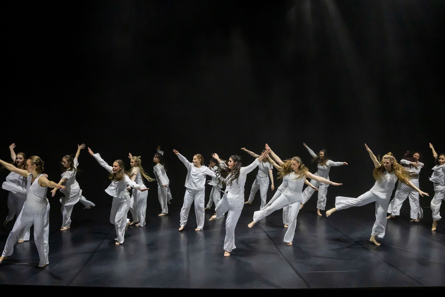 Dans vid KAU (Dansåret och danspedagogiska året på Karlstads universitet) Vårshow 2026 med Systerskap av Karin Lilja. Fotograf Rebecca Nordi