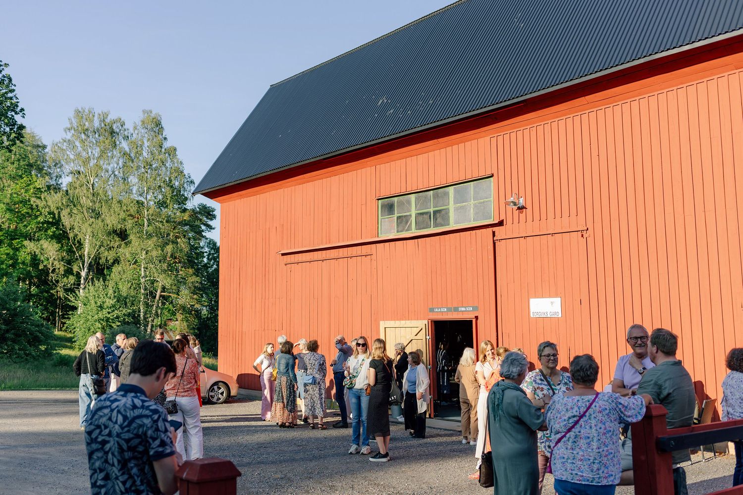 Emmi Christenssons konsert på Borgviks Gård tillsammans med  Jonatan Bengtsson. Fotograf Rebecca Nordin. Utanför.