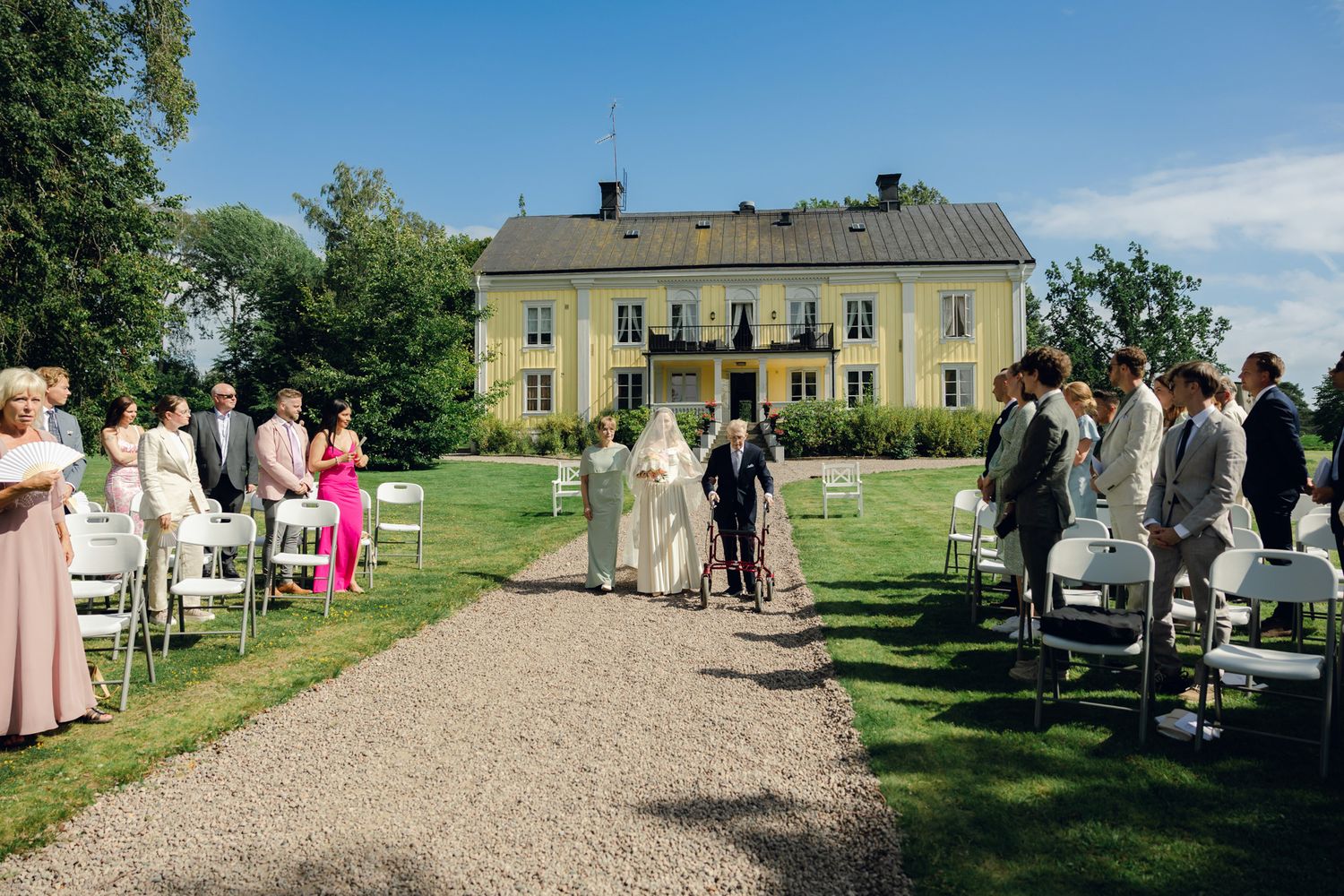 Bröllop på Presteruds herrgård i Kristinehamn. Bröllopsfotograf Rebecca Nordin i Karlstad. Vigsel framför Vänern.
