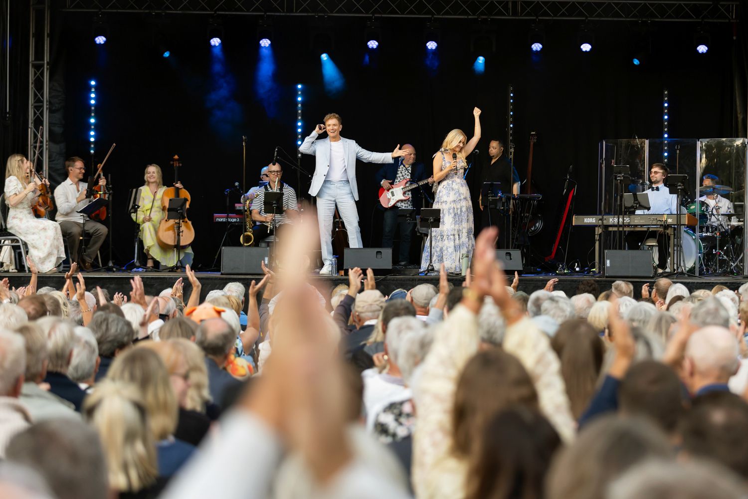 Musikalkväll med Peter Johansson och Emmi Christensson i Ronneby Brunnspark. Peter och Emmi framför jublande publik.