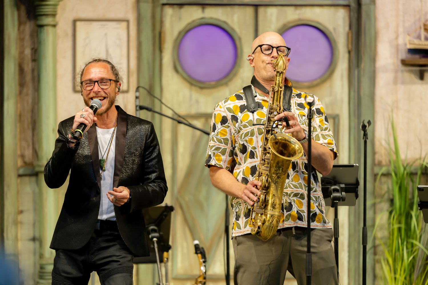 Musikalkväll med Peter Johansson o Emmi Christensson. 2entertain. Sexofonisten bredvid Lars Säfsund på scen.