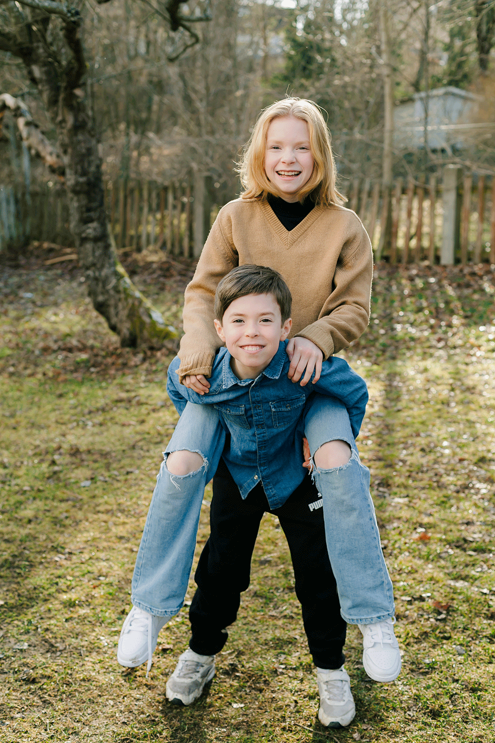 Familjefotografering på familjen Johansson. Hayden har Millie på ryggen.