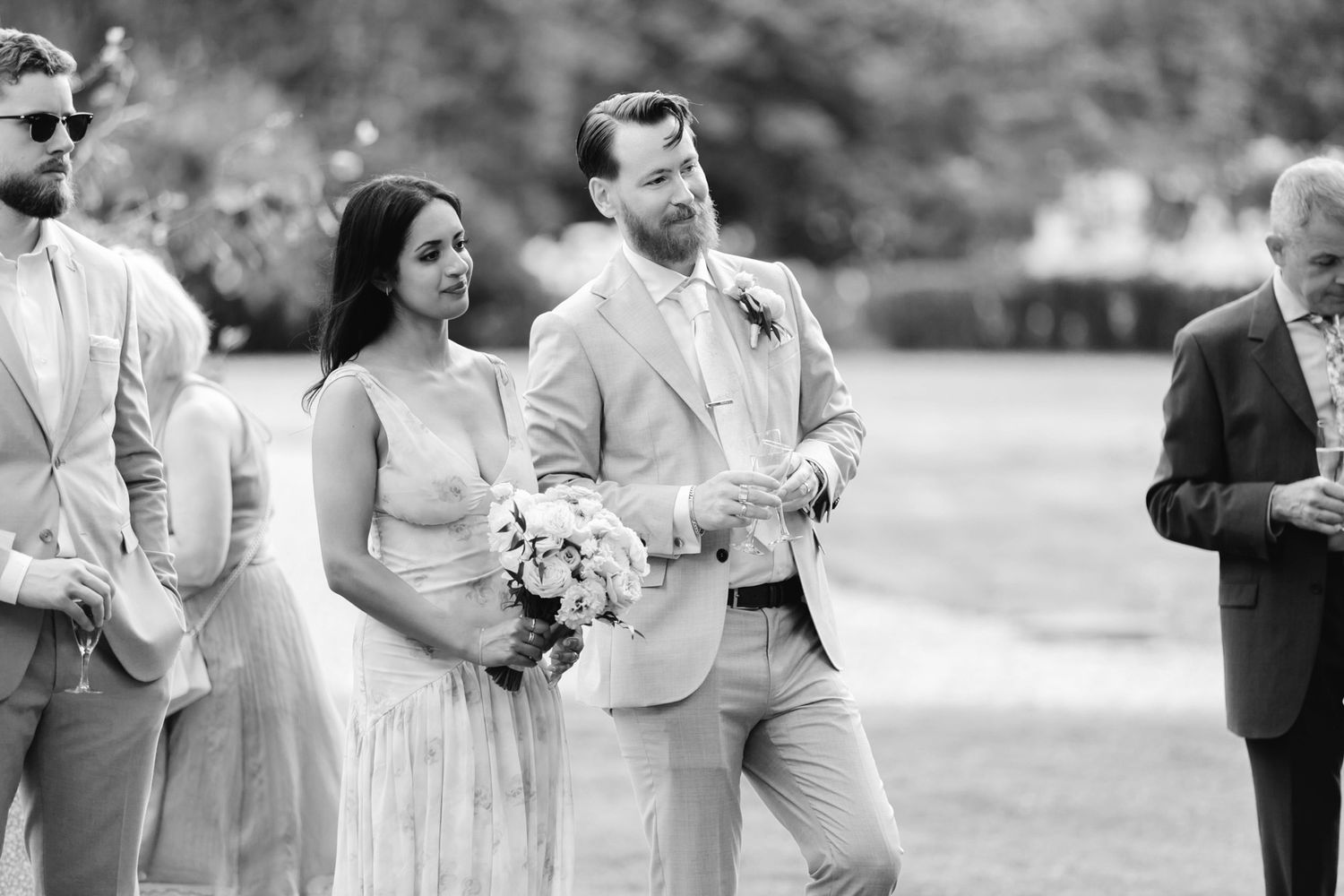 Bröllop på Presteruds herrgård i Kristinehamn. Bröllopsfotograf Rebecca Nordin i Karlstad. Mingel framför herrgården.