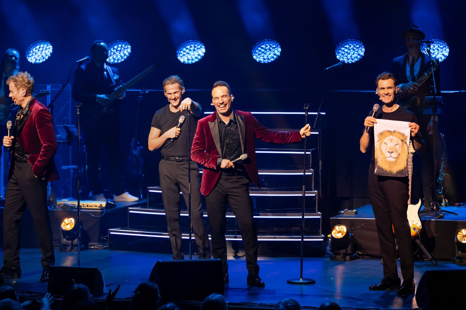 OH WHAT A NIGHT med Peter Johansson, Bruno Mitsogiannis, Robert Rydberg & David Lindgren. Robert håller upp ett lejon och Bruno skrattar.
