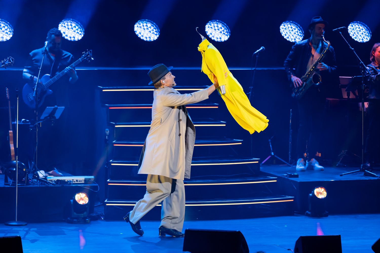 OH WHAT A NIGHT med Peter Johansson, Bruno Mitsogiannis, Robert Rydberg & David Lindgren. David dansar med docka I singing in the rain.