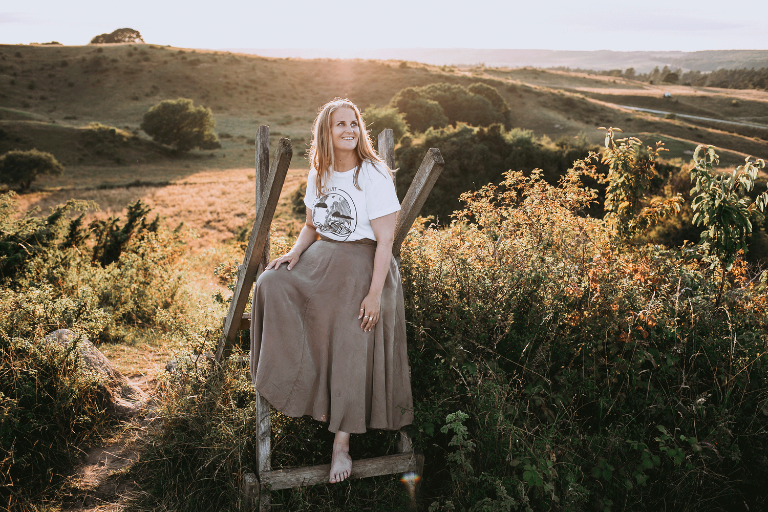 Porträttbild på brösarpkulle i Skåne. Rebecca Nordin som sitter på en övergång.