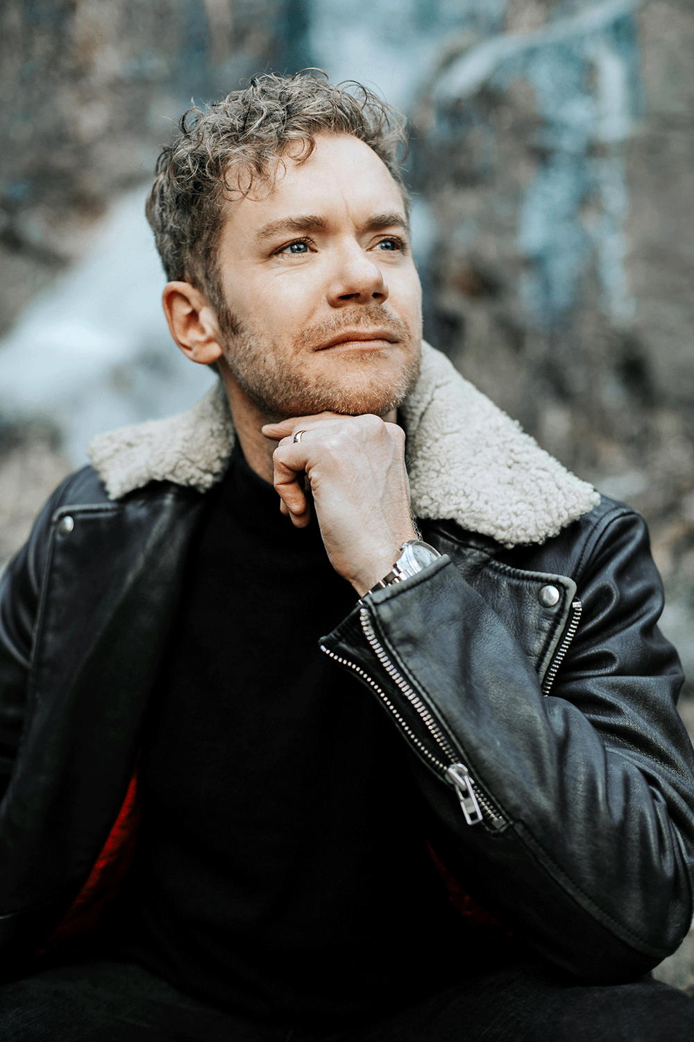 Pressbild på Peter Johansson.han har handen mot kinden och är vintrigt i bakgrunden.