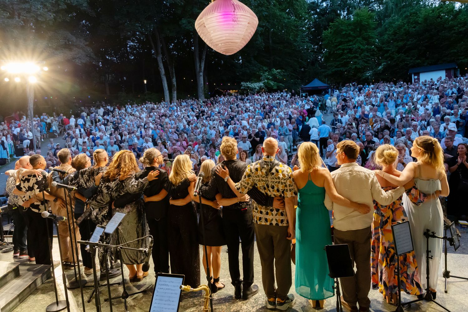 Musikalkväll med Peter Johansson o Emmi Christensson. 2entertain. Applådtack med hela gänget.