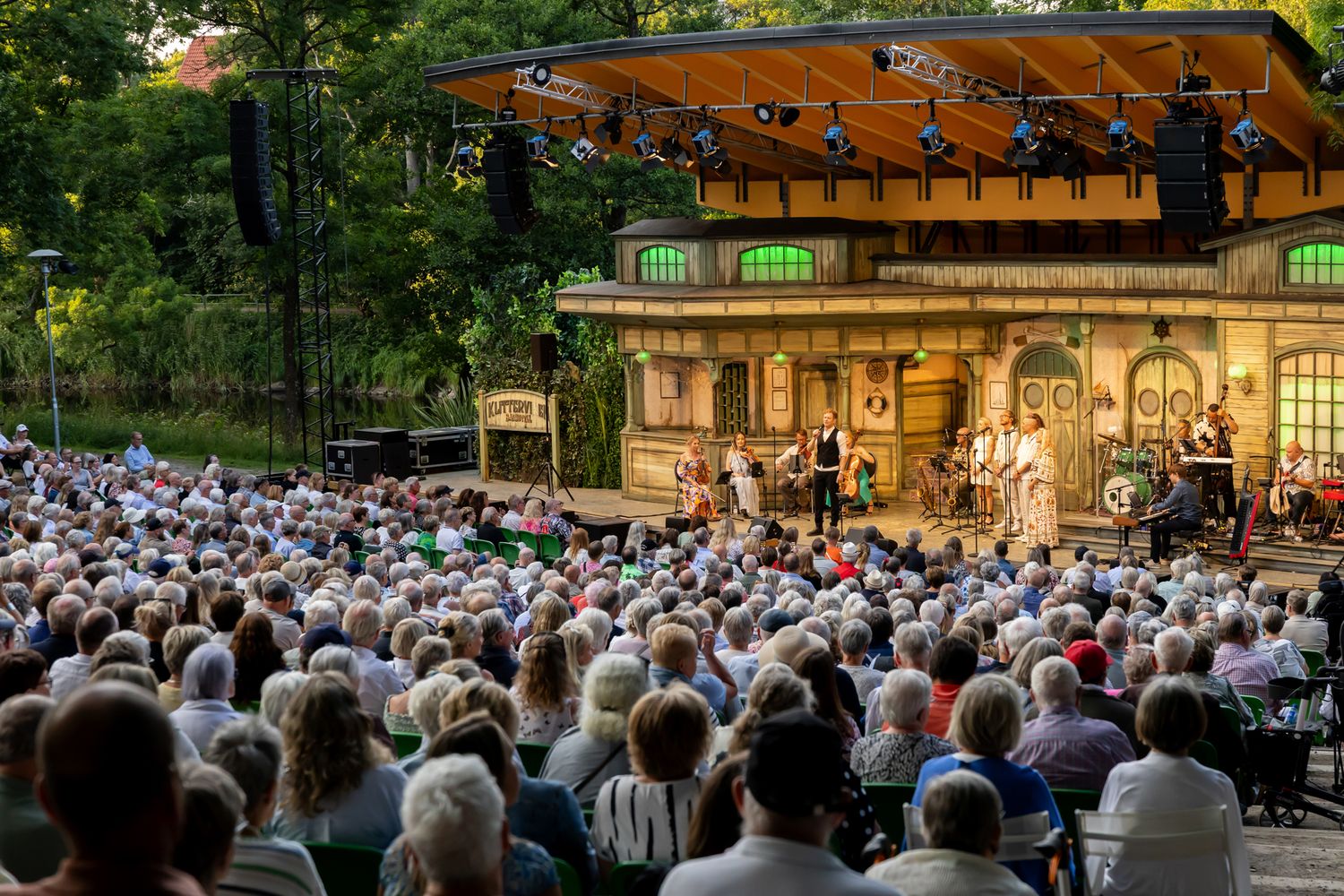 Musikalkväll med Peter Johansson och Emmi Christensson. Överblicksbild över scenen på Vallarnas Friluftsteater med publiken i förgrunden.