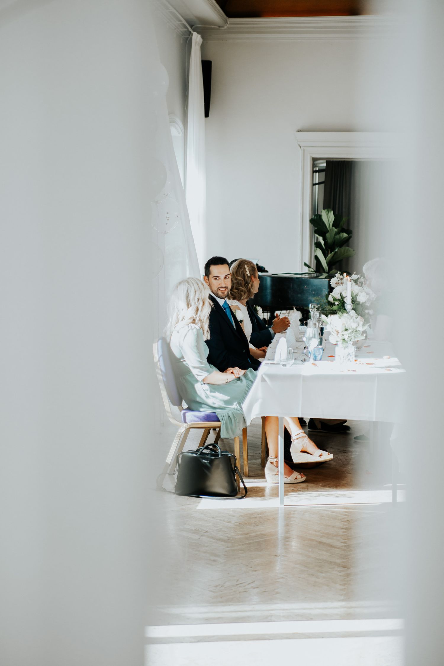 Bröllop Lydia och Foad på Elite Stadshotellet i Karlstad. Fotograf Rebecca Nordin. Bröllopsfotografering på Färjestad, Karlstad.