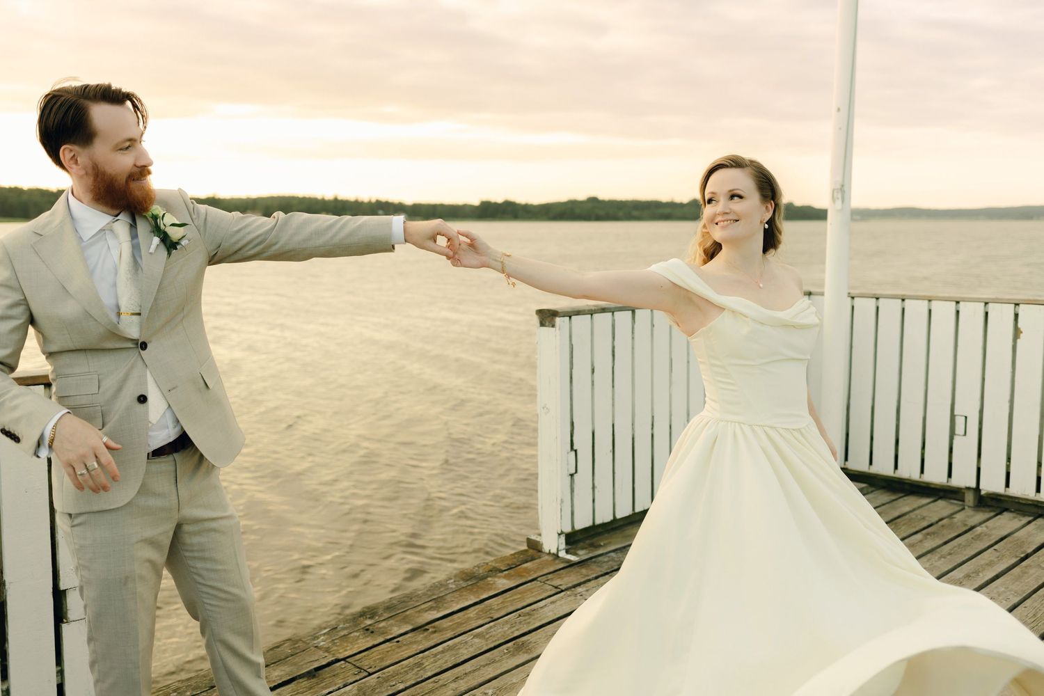 Bröllopsfotografering vid Preseruds herrgård i Kristinehamn. Julia och Martin. Fotograf Rebecca Nordin.