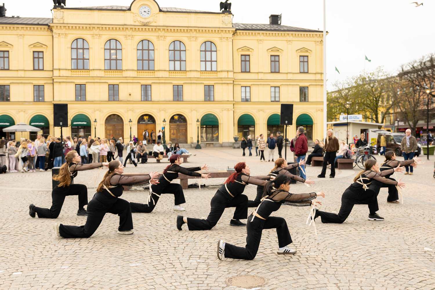 Dansens dag på stora torget i Karlstad. Dansare från Karlstads Universitet. Dansåret och Danspedagogiska. Klädda i helsvart.