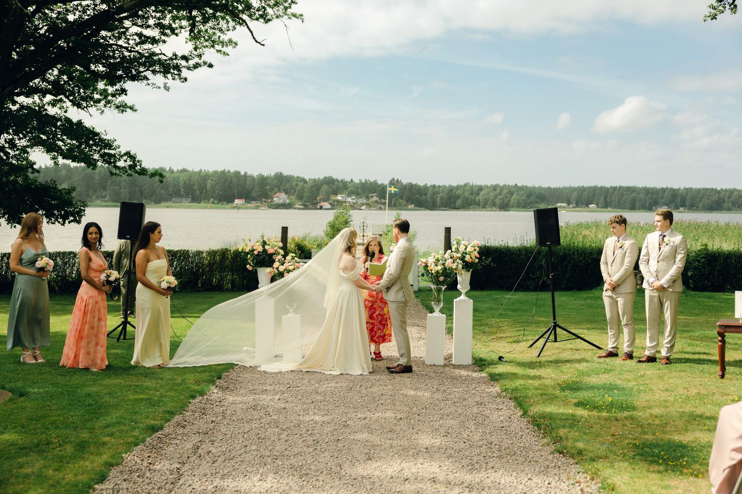 Bröllop på Presteruds herrgård i Kristinehamn. Bröllopsfotograf Rebecca Nordin i Karlstad. Vigsel framför Vänern. Bröllop på Presteruds herr