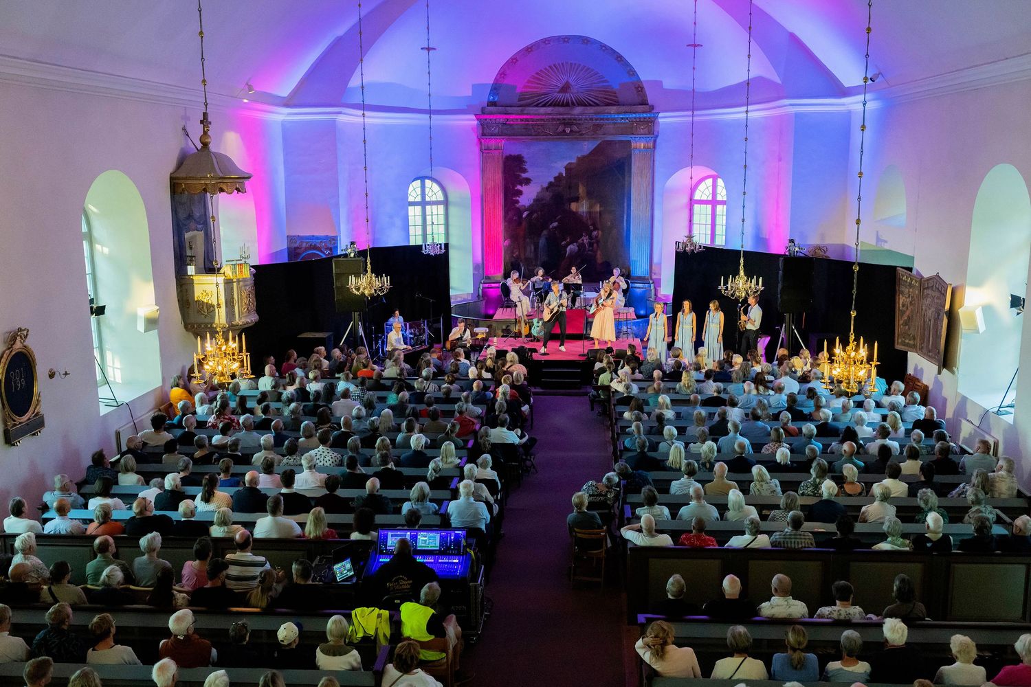Sommarkonsert med Peter Johansson och Matilda Grün 2025. Kusiner och familj. Fotograf Rebecca Nordin.