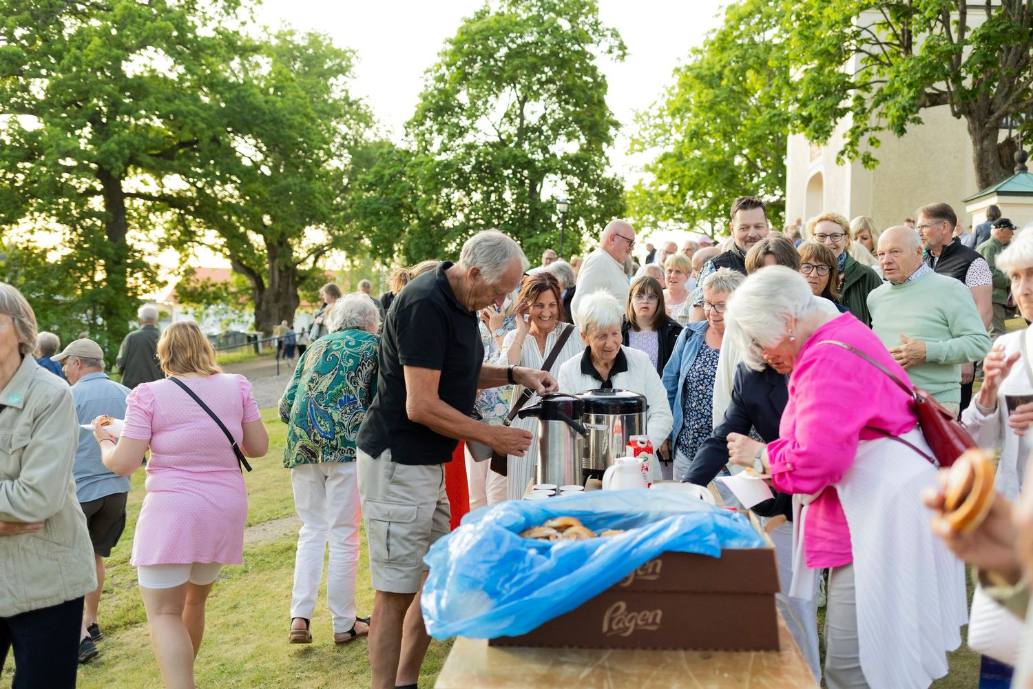 Sommarkonsert med Peter Johansson och Matilda Grün 2025. Kusiner och familj. Fotograf Rebecca Nordin.