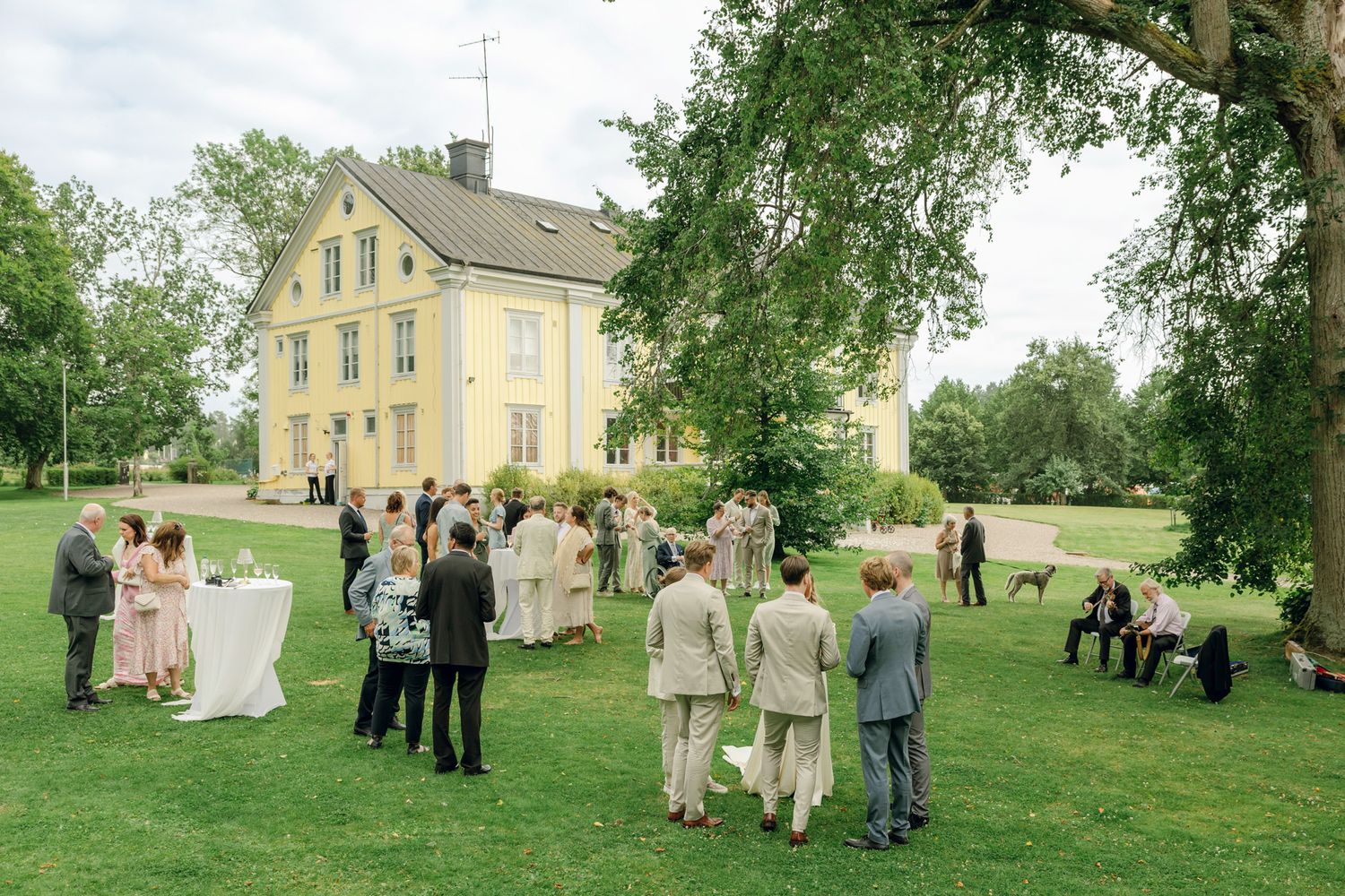 Bröllop på Presteruds herrgård i Kristinehamn. Bröllopsfotograf Rebecca Nordin i Karlstad. Mingel framför herrgården.
