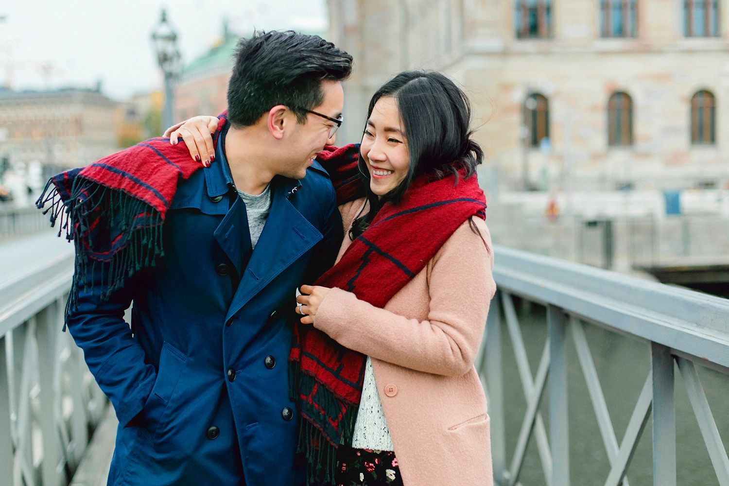 Parfotografering i Gamla stan och skeppsholmsbron i Stockholm. Fotograf Rebecca Nordin.