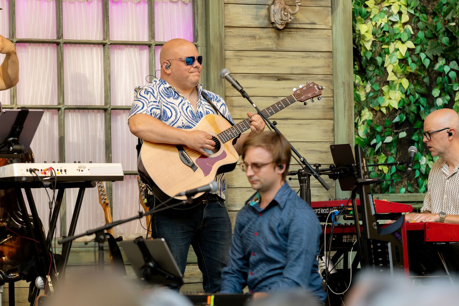 Musikalkväll med Peter Johansson o Emmi Christensson. Pelle Holmberg spelar gitarr och har solglasögon på sig.