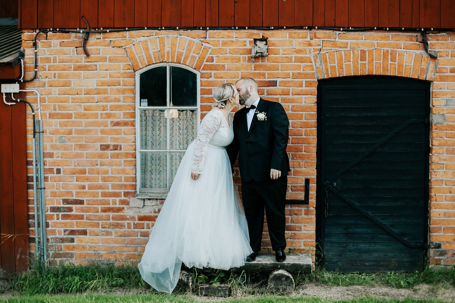 Malin och Kents bröllop i Grava kyrka i Karlstad. Bröllopsfotograf Rebecca Nordin.