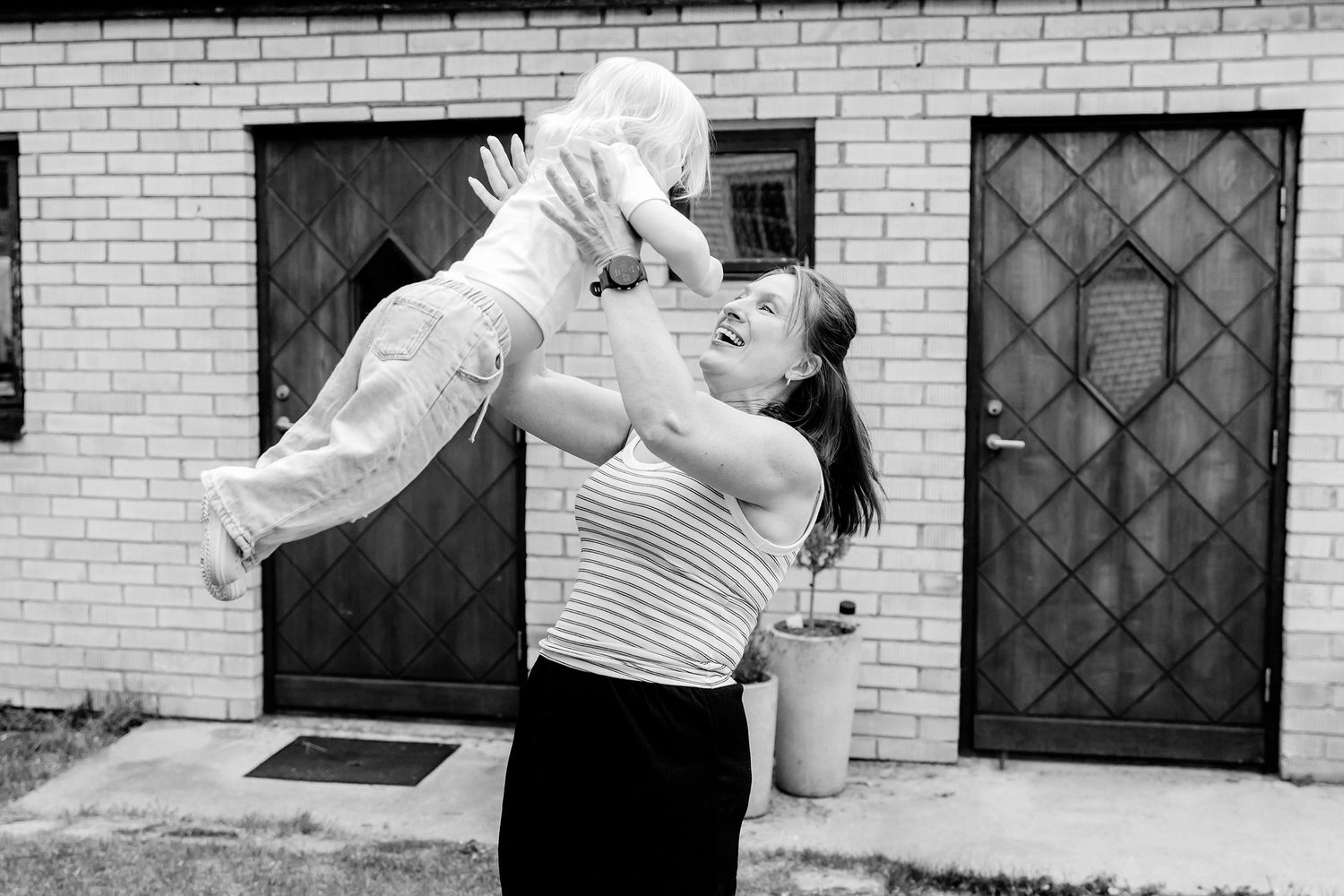 Familjefotografering på Hammarö med Victor, Jodie, Willow och lilla Oakley. Samt hunden Arlo. Fotograf Rebecca Nordin i Karlstad.