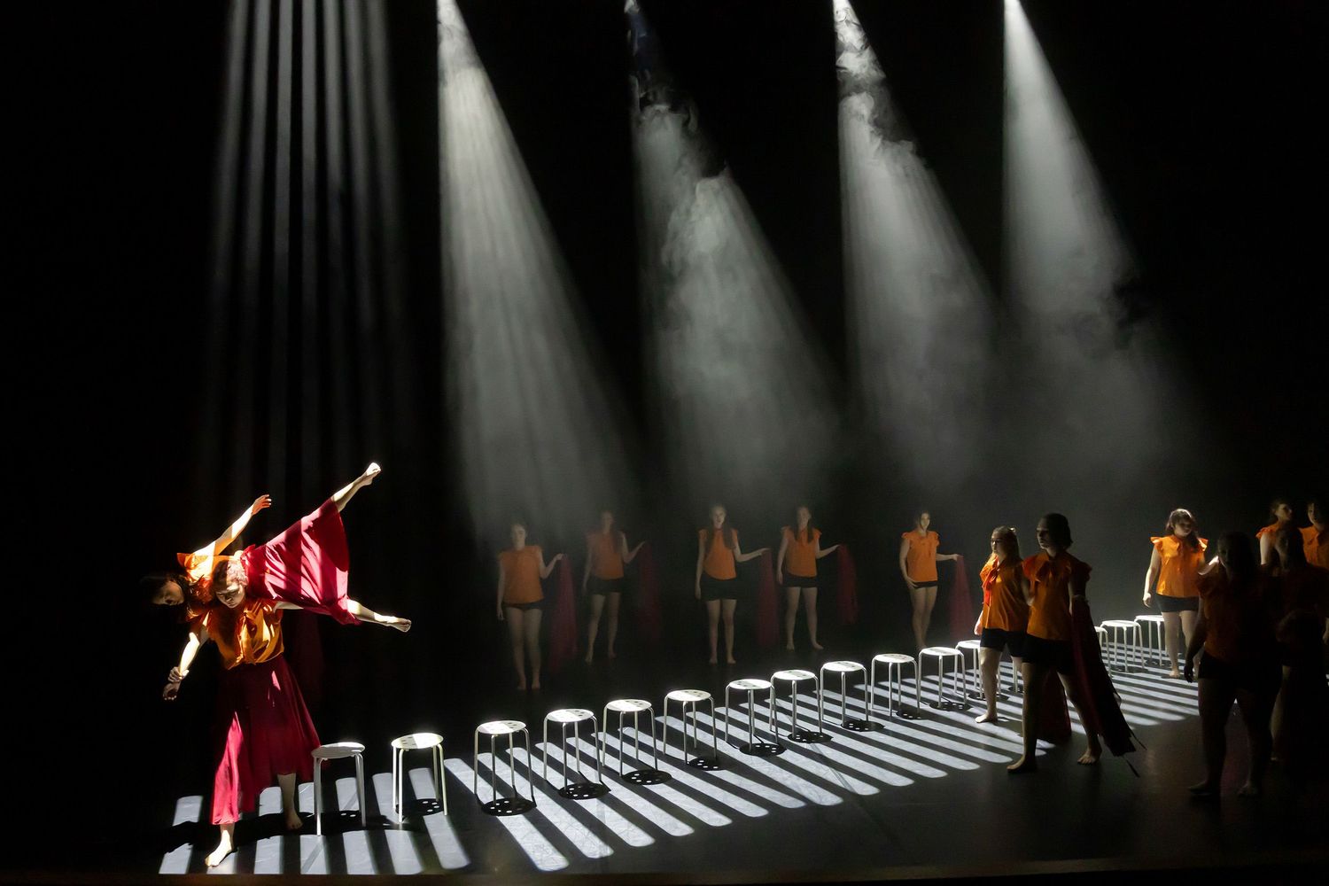 Dans vid KAU (Dansåret och danspedagogiska året på Karlstads universitet) Vårshow 2026 med Systerskap av Karin Lilja. Fotograf Rebecca Nordi