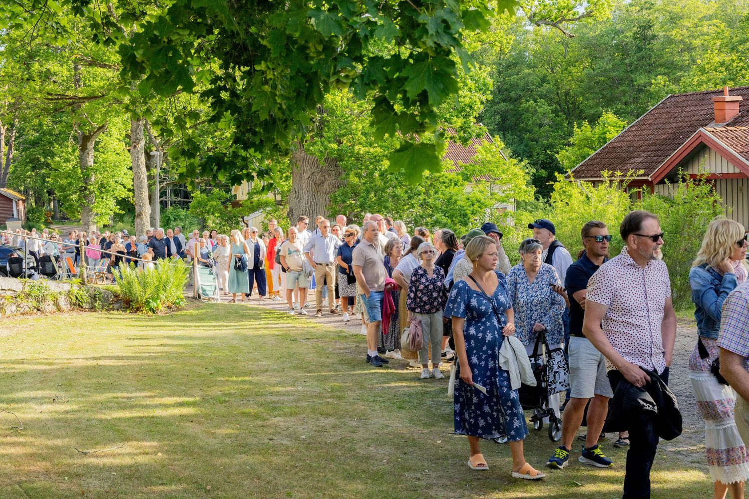 Sommarkonsert med Peter Johansson och Matilda Grün 2025. Kusiner och familj. Fotograf Rebecca Nordin. Kö.