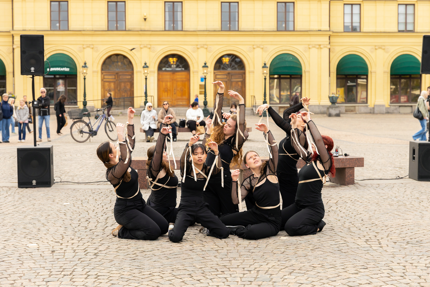 Dansens dag på stora torget i Karlstad. Dansare från Karlstads Universitet. Dansåret och Danspedagogiska. Kläddai helsvart med band runt