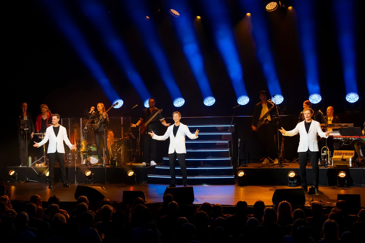 OH WHAT A NIGHT med Peter Johansson, Bruno Mitsogiannis, Robert Rydberg & David Lindgren. Tre Tonys från West Side Story i vita kavajer.