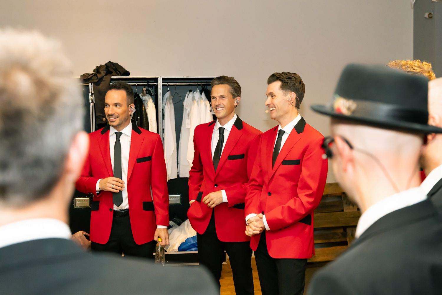 OH WHAT A NIGHT med Peter Johansson, Bruno Mitsogiannis, Robert Rydberg & David Lindgren. Bruno, David och Robert i röda kavajer backstage.
