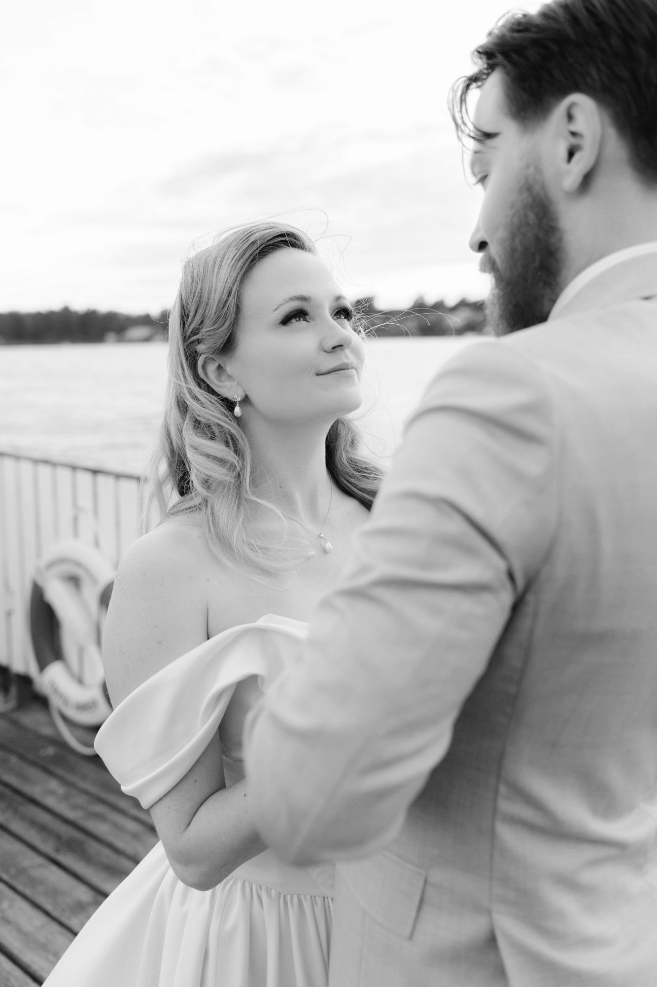 Bröllop på Presteruds herrgård i Kristinehamn. Bröllopsfotograf Rebecca Nordin i Karlstad. Bröllopsporträtt i Golden hour.