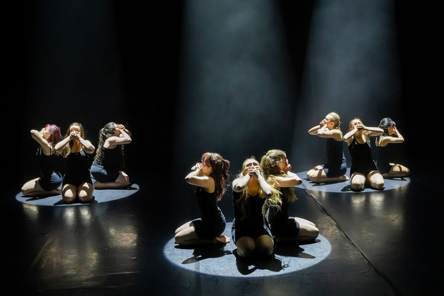 Dans vid KAU (Dansåret och danspedagogiska året på Karlstads universitet) Vårshow 2026 med Systerskap av Karin Lilja. Fotograf Rebecca Nordi