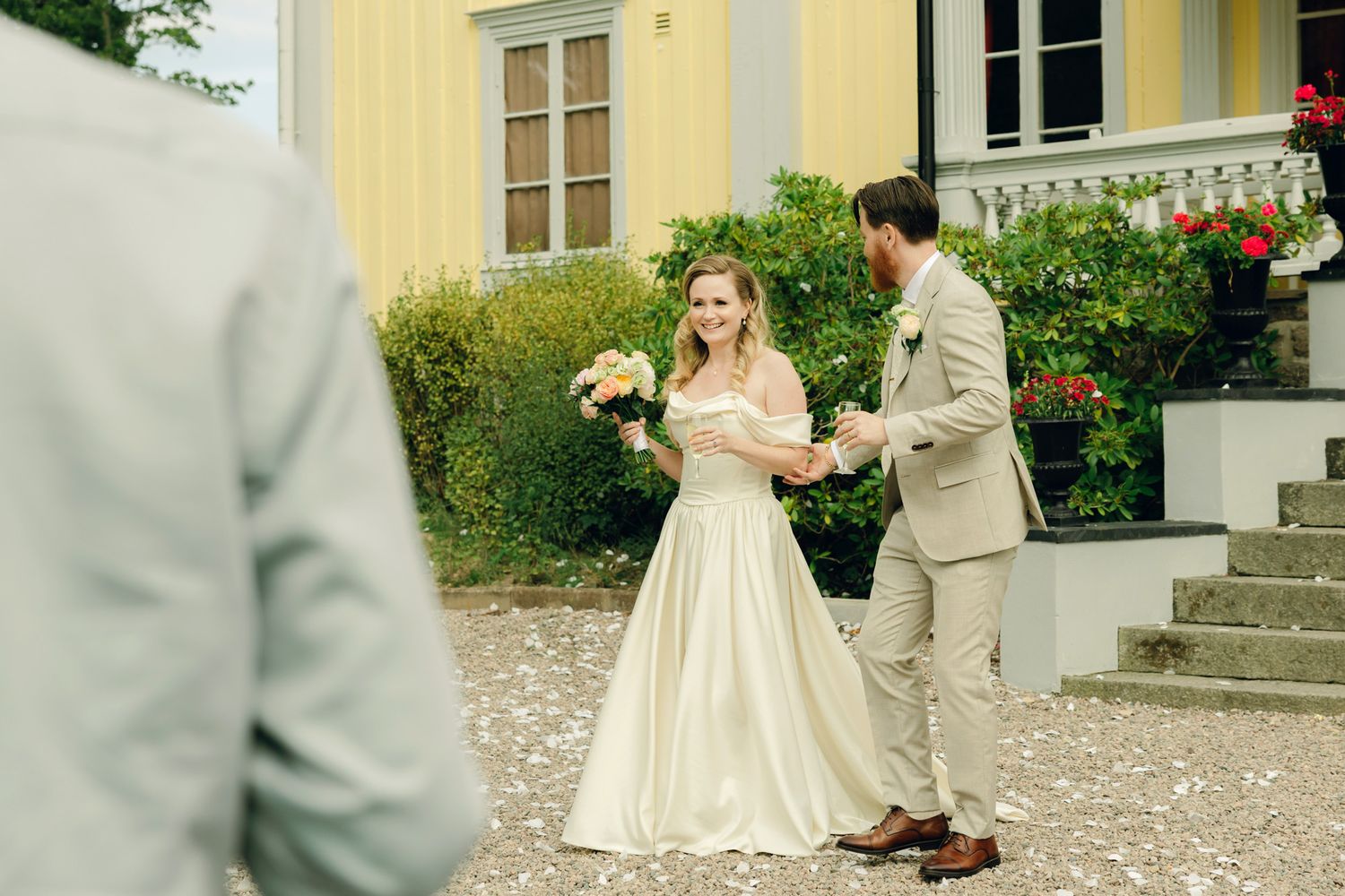 Bröllop på Presteruds herrgård i Kristinehamn. Bröllopsfotograf Rebecca Nordin i Karlstad. Brudskål.