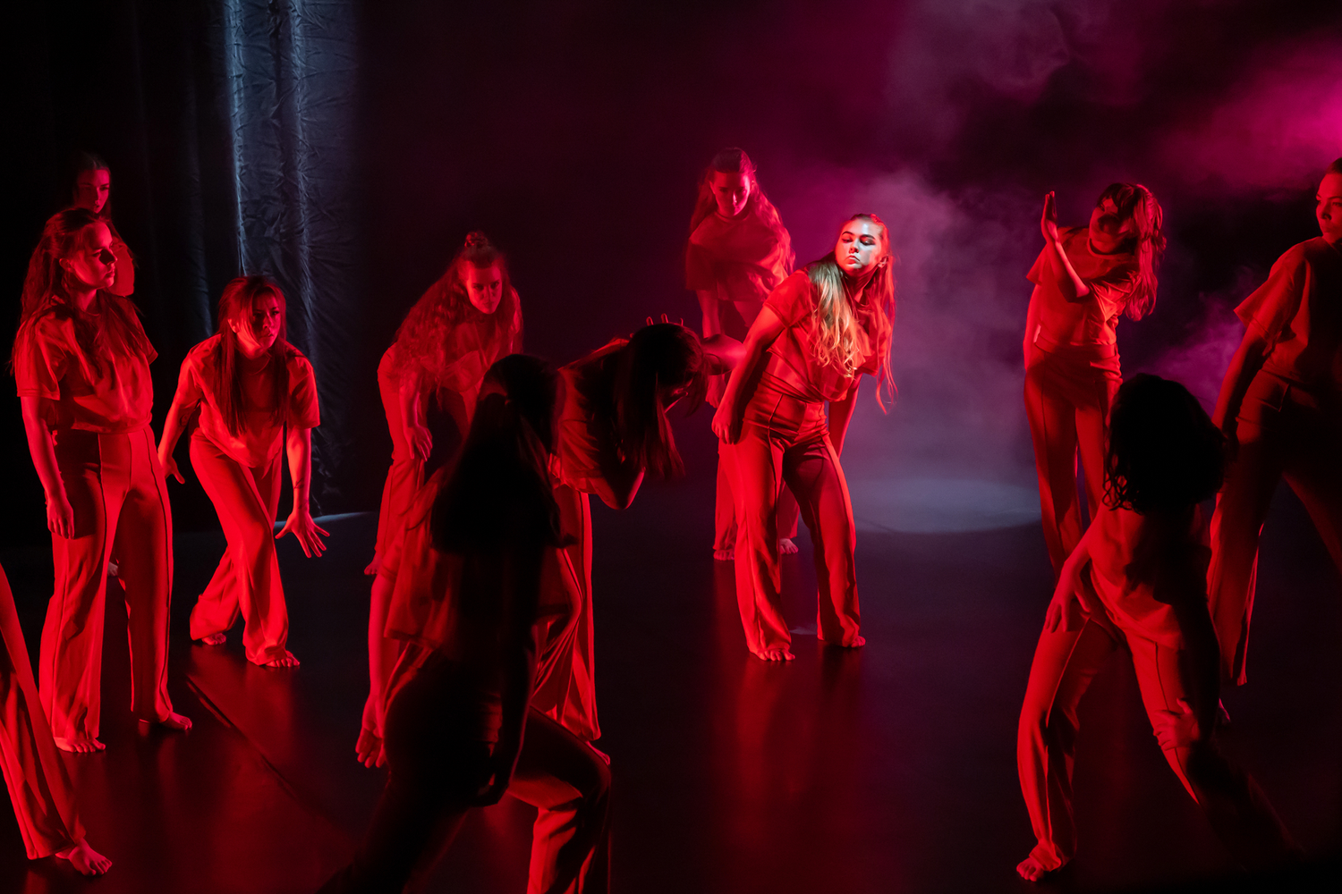 Dansuppvisning med Dansårets och dans-pedagogiska från Karlstads Universitet. Vårshow. Alla är mörka utom en upplyst dansare. Koreograf Kari