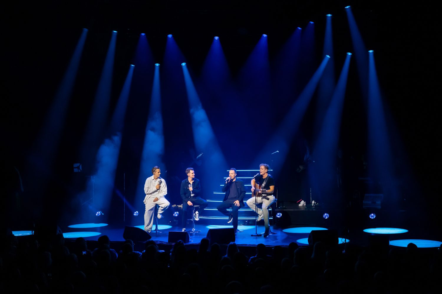OH WHAT A NIGHT med Peter Johansson, Bruno Mitsogiannis, Robert Rydberg & David Lindgren. . Alla fyra sittandes på stolar på scenen.