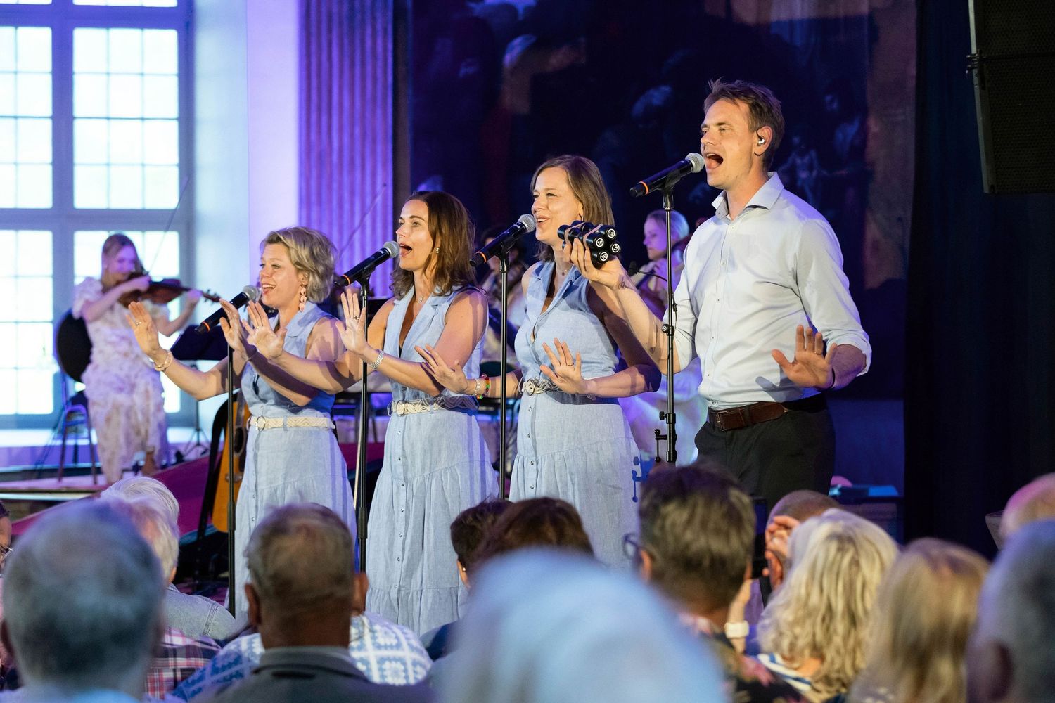 Sommarkonsert med Peter Johansson och Matilda Grün 2025. Kusiner och familj. Fotograf Rebecca Nordin.