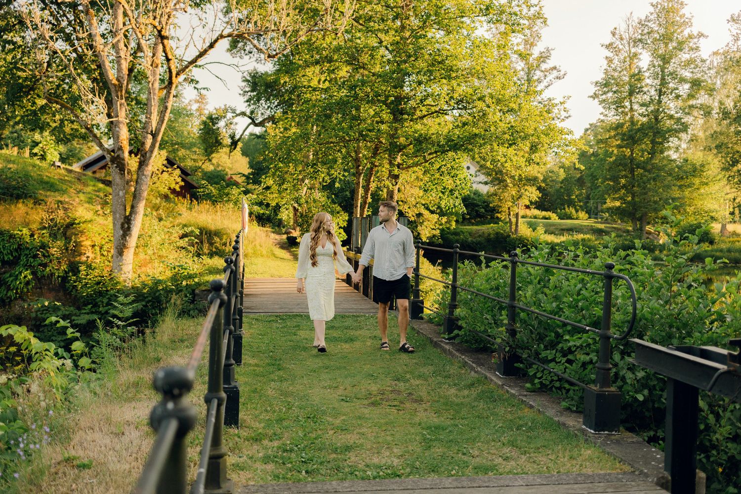 Parfotografering med Martina och Sebastian i Borgvik utanför Karlstad. Gående på bron i Borgvik.
