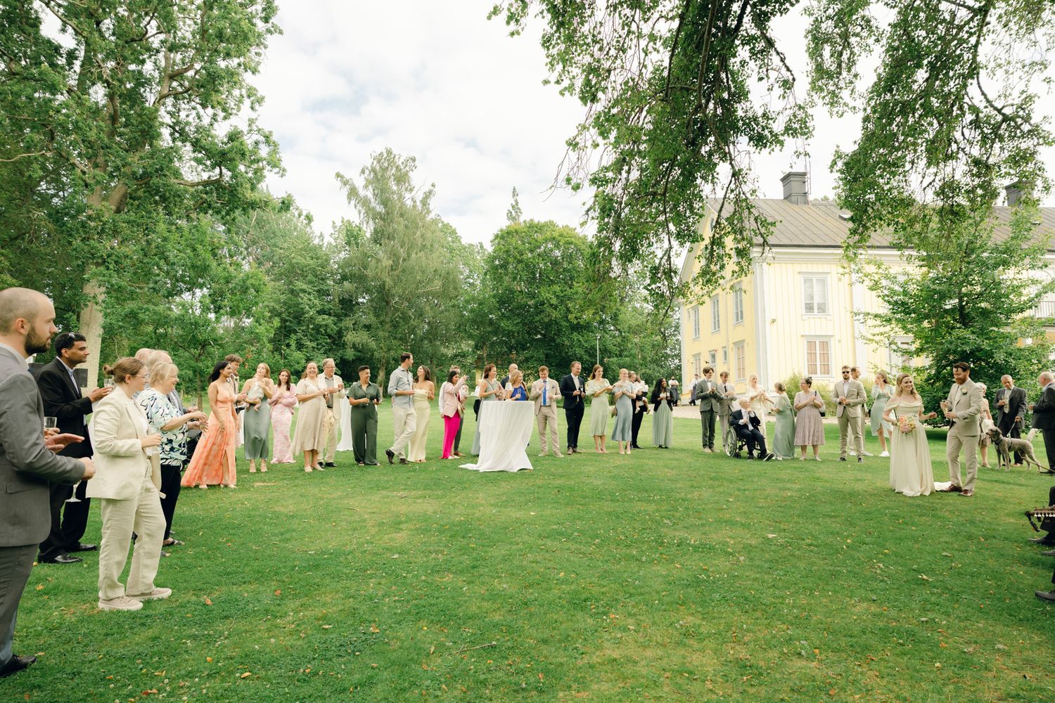 Bröllop på Presteruds herrgård i Kristinehamn. Bröllopsfotograf Rebecca Nordin i Karlstad. Mingel framför herrgården.