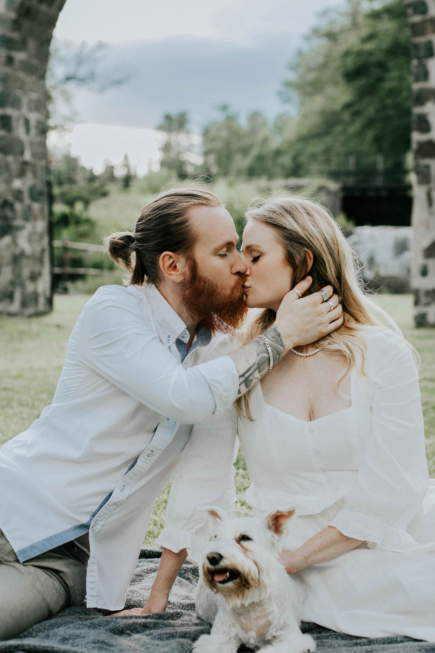 Kärleksfotografering i Borgvik med Julia och Martin. Borgvik utanför Karlstad. fotograf Rebecca Nordin.