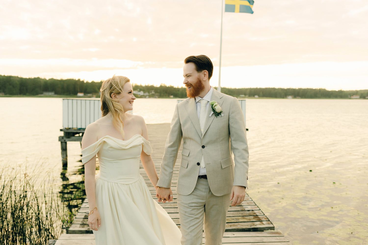 Bröllop på Presteruds herrgård i Kristinehamn. Bröllopsfotograf Rebecca Nordin i Karlstad. Bröllopsporträtt i Golden hour.
