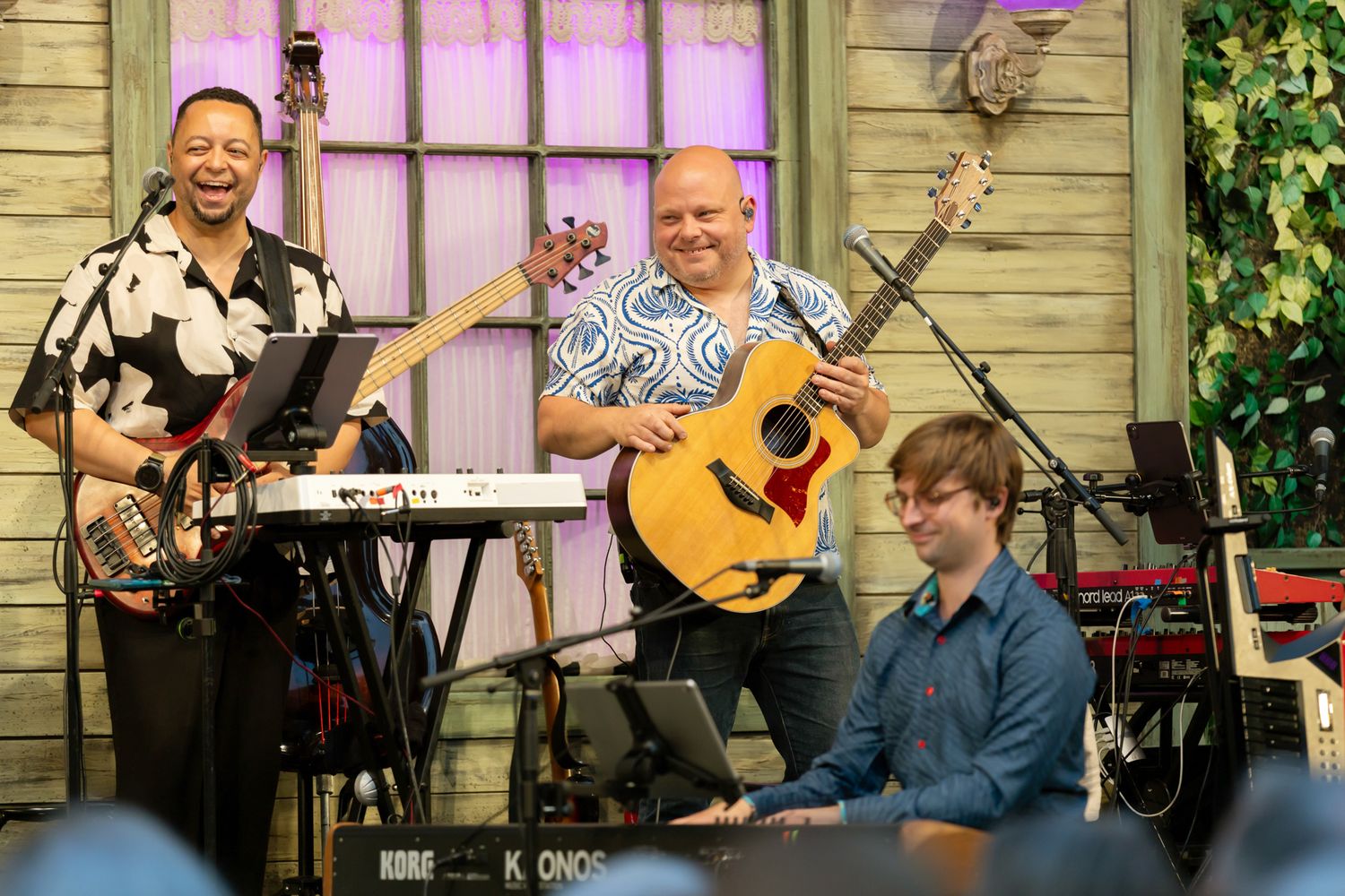 Musikalkväll med Peter Johansson o Emmi Christensson. Christopher Ek på bas, och Pelle Holmberg på gitarr skattar.