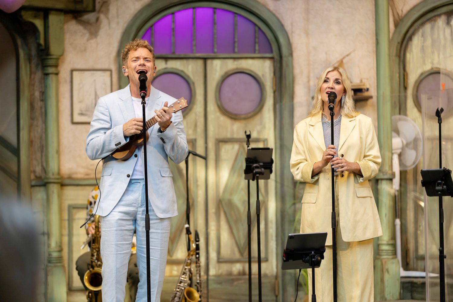 Musikalkväll med Peter Johansson o Emmi Christensson. Emmi och Peter sjunger och han spelar ukulele. Hon i gult och han i blått.