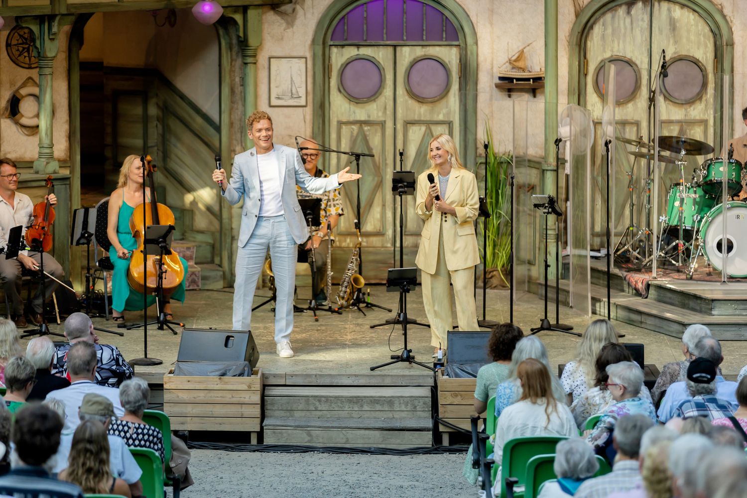 Musikalkväll med Peter Johansson o Emmi Christensson. Emmi och Peter bredvid varandra på scenen. Båda iklädda pastell.