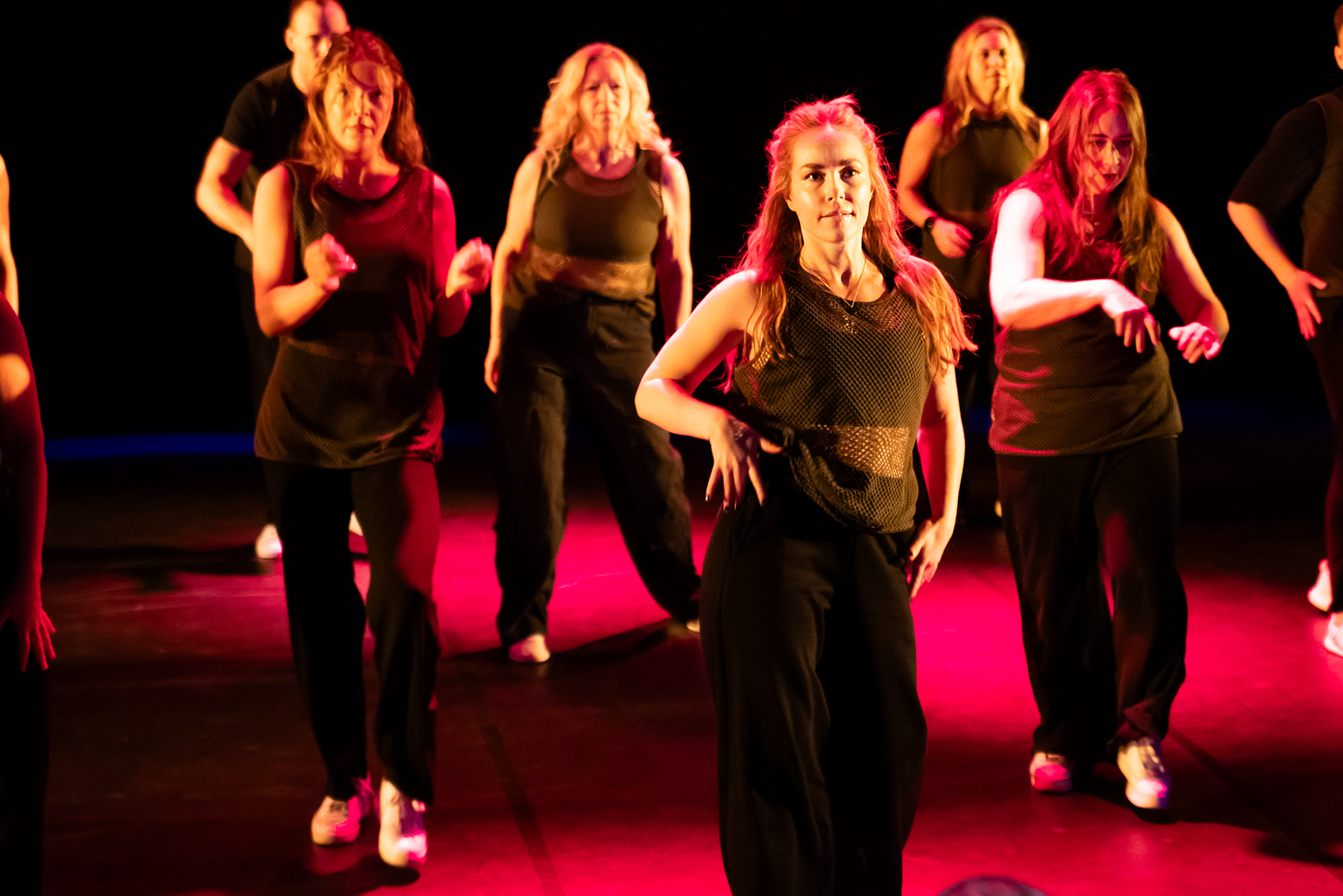 Dansföreställning med Dansstudion på Arenan i Karlstad. Funkdansgruppen.