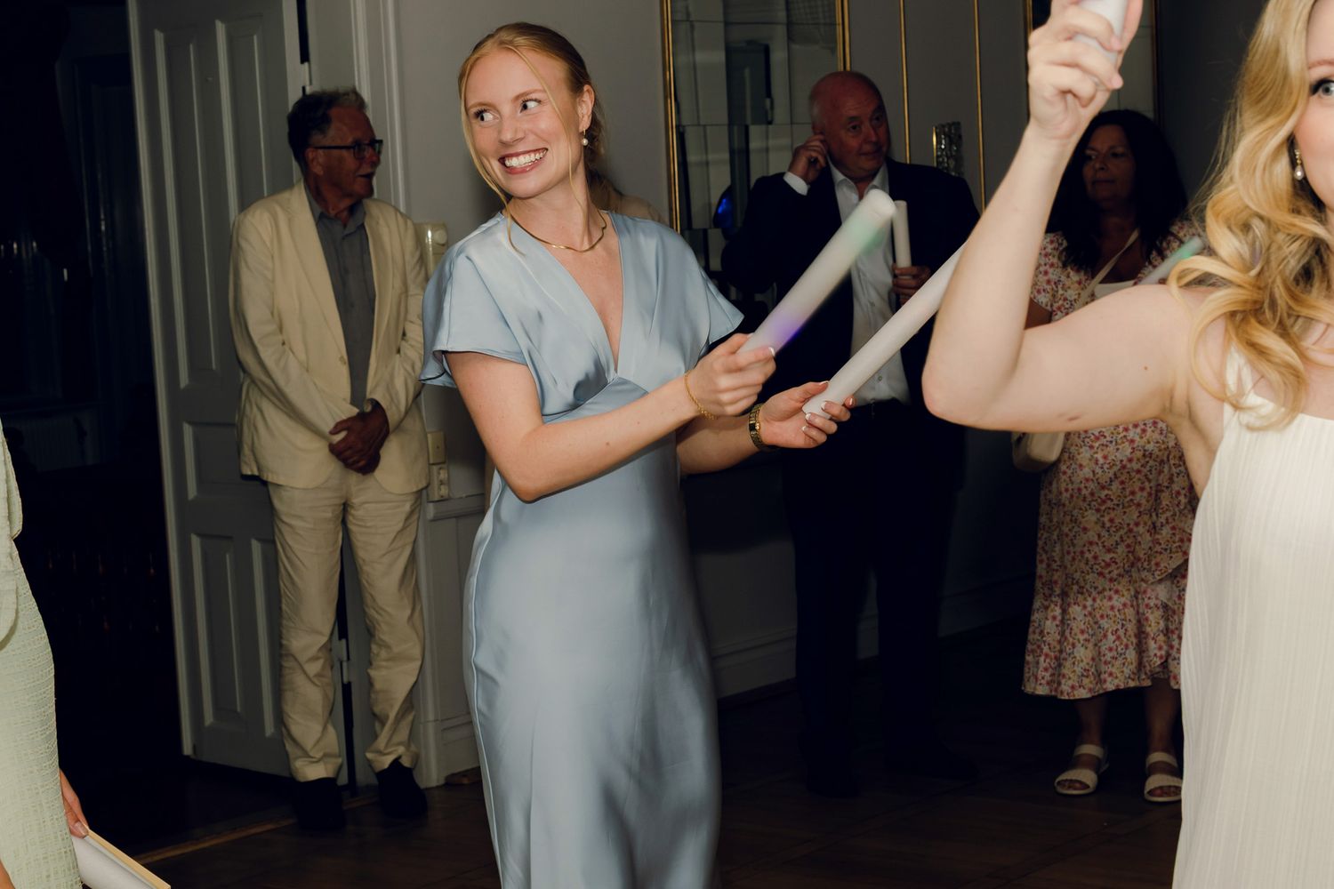 Bröllop på Presteruds herrgård i Kristinehamn. Bröllopsfotograf Rebecca Nordin i Karlstad. Bröllopsfesten i herrgården.