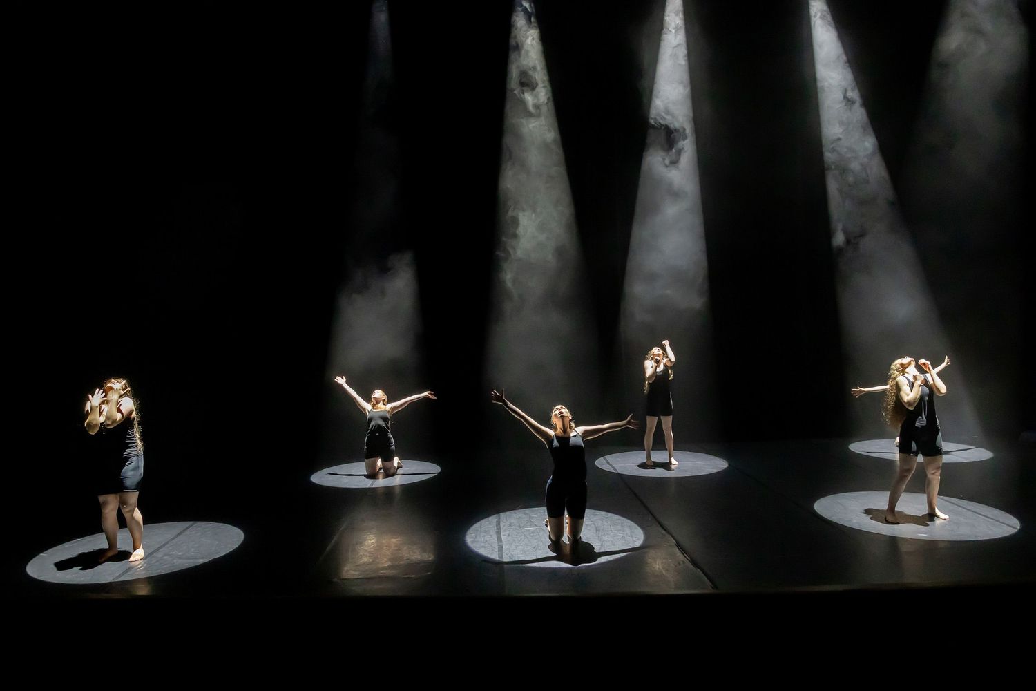Dans vid KAU (Dansåret och danspedagogiska året på Karlstads universitet) Vårshow 2026 med Systerskap av Karin Lilja. Fotograf Rebecca Nordi