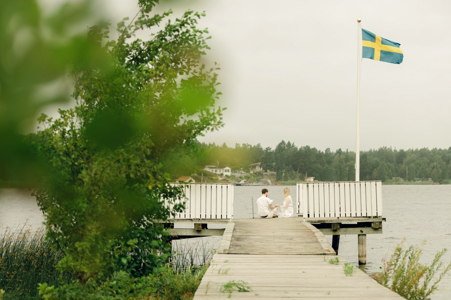 Bröllop på Presteruds herrgård i Kristinehamn. Bröllopsfotograf Rebecca Nordin i Karlstad. Läsa löftena på bryggan.