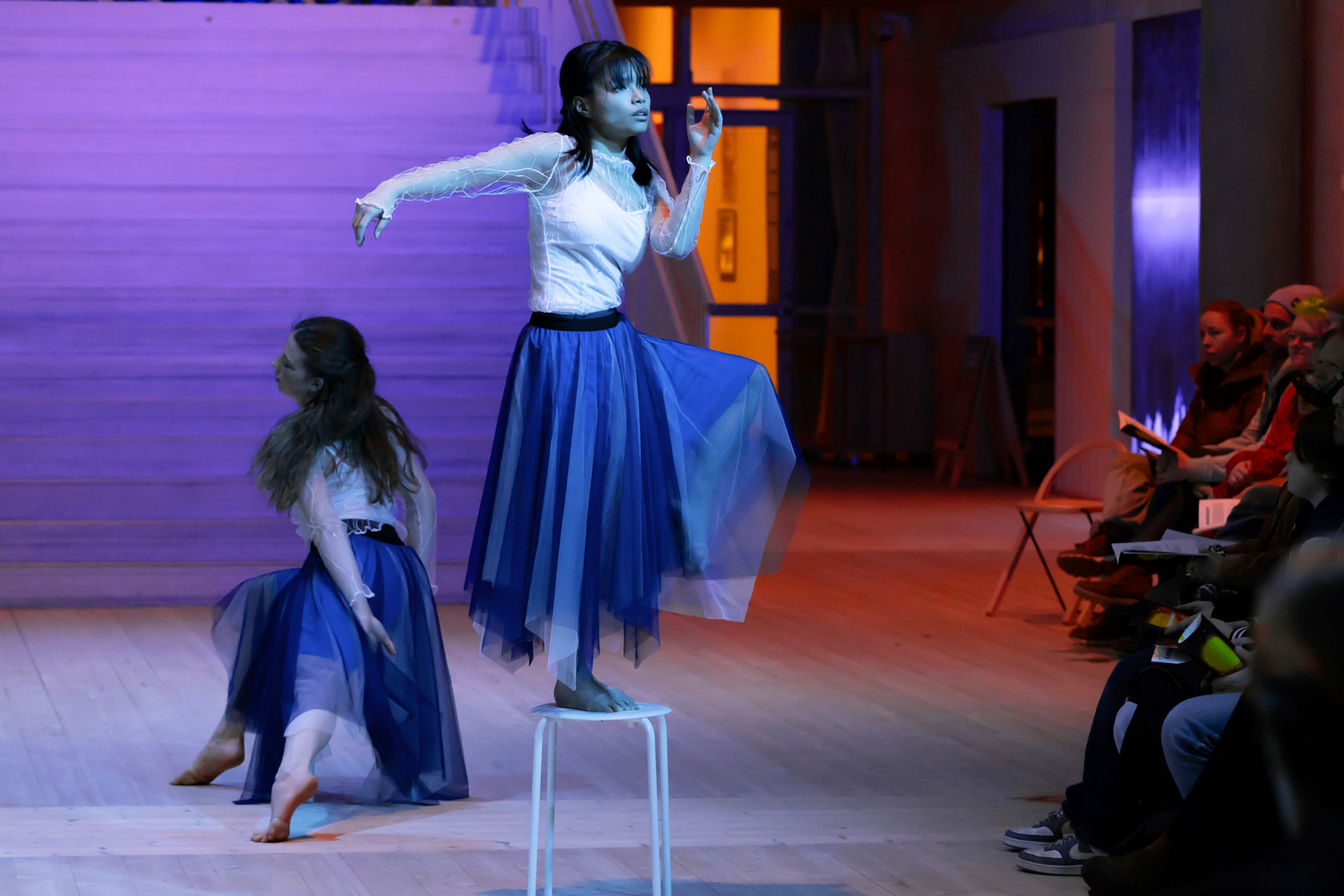 Dansföreställning Sammankonst på Museet i Karlstad av Karlstads Universitet. Koreograf Karin Lilja. Dansare stående på stol.