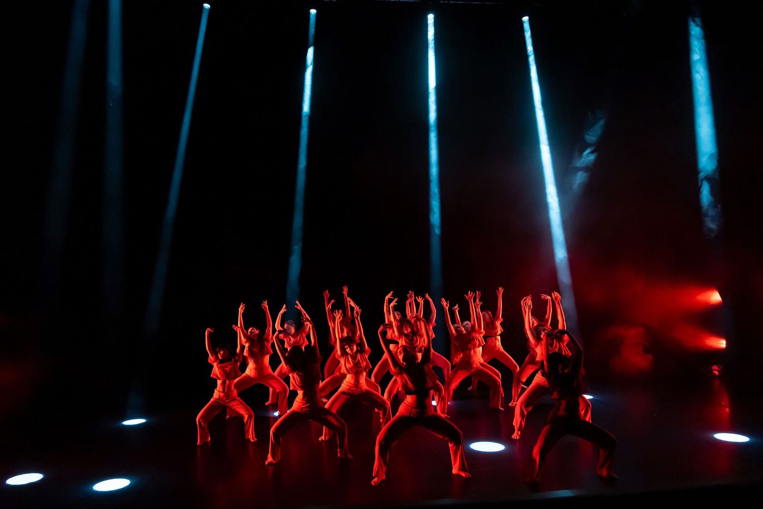Dans vid KAU (Dansåret och danspedagogiska året på Karlstads universitet) Vårshow 2026 med Systerskap av Karin Lilja. Fotograf Rebecca Nordi