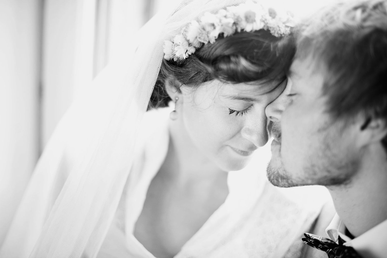 Anna och Davids bröllopsdag på Sillegården och Västra Ämterviks kyrka. Fotograf Rebecca Nordin.