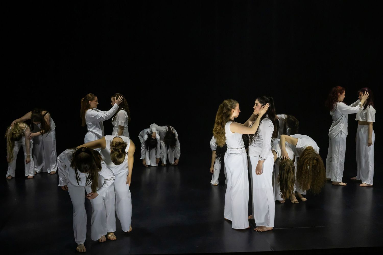 Dans vid KAU (Dansåret och danspedagogiska året på Karlstads universitet) Vårshow 2026 med Systerskap av Karin Lilja. Fotograf Rebecca Nordi